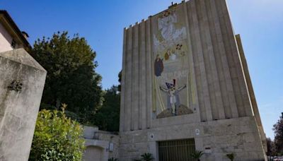 Polémica en Lourdes por mosaicos de exjesuita acusado de abuso