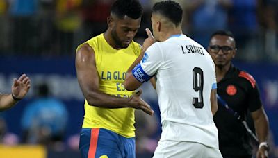 La chispa que encendió el caos en Colombia- Uruguay: el video de la pelea entre Luis Suárez y Miguel Borja, ¿con un intento de mordisco?