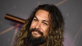 Jason Momoa apareció como sobrecargo para aerolínea en Hawái