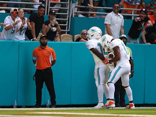 Tyreek Hill hits handcuff celebration after 80-yard touchdown following incident with police before Jaguars game