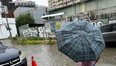 摩羯外圍環流發威！台南6區列一級淹水警戒 水淹半個輪胎高