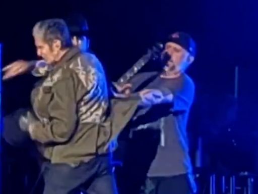 Vídeo | El cantante de Jane’s Addiction, Perry Farrell, agrede a su guitarrista en mitad de un concierto