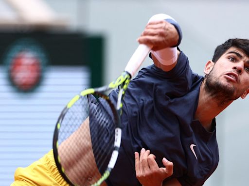 Carlos Alcaraz - Stefanos Tsitsipas: Horario y dónde ver el partido de cuartos de Roland Garros, en directo