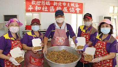 不只有烤肉！新北土城平和社區油飯 古早味飄香中秋節