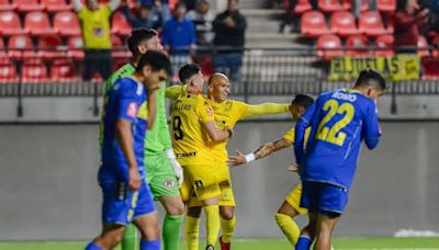 ‘Chupete’ Suazo anotó otro golazo y sigue haciendo historia en el fútbol chileno