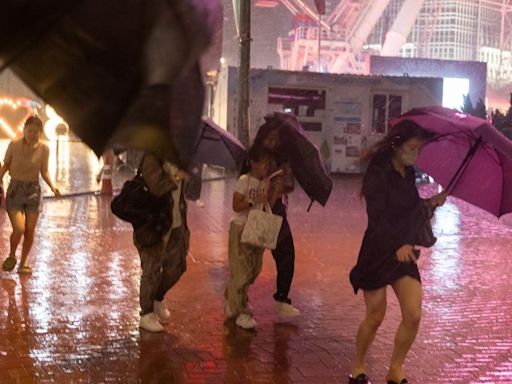 勞動節天氣｜天文台發出黃色暴雨警告 預料猛烈陣風吹襲香港