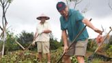 軍旅生涯最風光時刻選擇回歸田園，余連發將軍尋覓人生初心！謝金河拿鋤頭很熟練：兒時回憶湧心頭