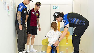 Pilotos de MotoGP y Moto2 visitan el Hospital Universitari Dexeus y donan 'minibikes' a los pacientes pediátricos