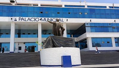 Mueven escultura de Benito Juárez por riesgo estructural en Edomex