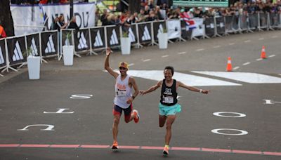 “Ayudarse hasta el final”: el insólito acuerdo de dos argentinos para cruzar juntos la meta de la Maratón de Buenos Aires