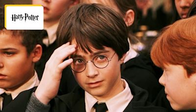 Dans le premier Harry Potter, faites un arrêt sur image à 44 minutes, au moment où la cicatrice de Harry commence à lui faire mal