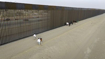 Texas Democrat praises Greg Abbott amid new border wall construction