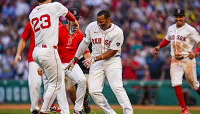 Devers, Red Sox walk off vs. Mariners in 10th inning