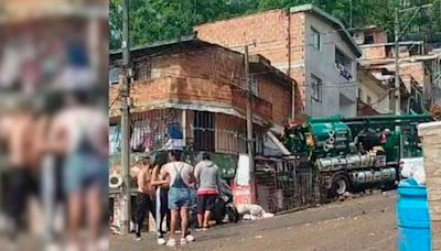 Camión de la Alcaldía de Medellín se rodó desde una loma y terminó estrellado en una casa