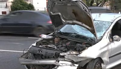 Choque en Avenida General Paz: rozó a otro auto, perdió el control y volcó