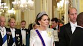 Una lluvia de estrellas: Kate brilla con su vestido de hombreras bañadas en pedrería