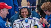 Un astronauta de la NASA y 2 cosmonautas rusos regresan a la Tierra después de un año en el espacio