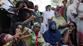 Seguidores del exmandatario paquistaní Imran Khan se oponen en la calle a su arresto