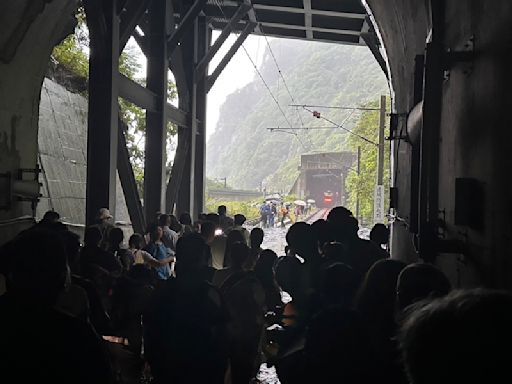 台鐵229班次新自強號撞擊落石暫停清水隧道內 司機等7人輕傷