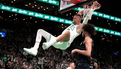 Celtics arrasan 107-89 a Mavericks al abrir Finales de la NBA, con Brown y Porzings brillando