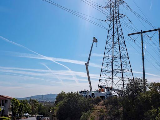 Thousands without power in Pasadena, Los Angeles