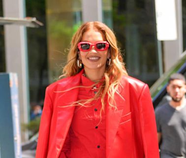 Rita Ora nos demuestra cómo hacer del rojo tu mejor aliado esta temporada