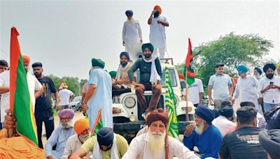 Stopped from heading towards Ambala, farmers stage dharna on Hisar road