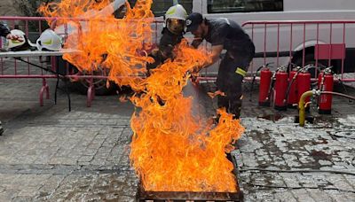 Los más pequeños de Toledo... "bomberos" durante una mañana en la Plaza del Ayuntamiento