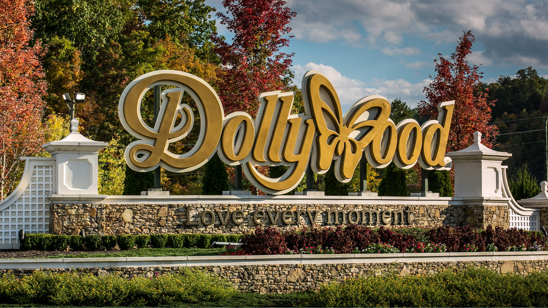 Dollywood visitors 'kicked out' with no notice after park closed due to weather