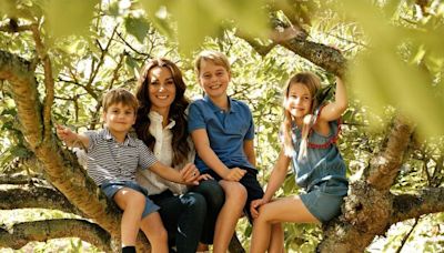 Família real compartilha foto tirada por Kate Middleton para homenagear princesa Charlotte