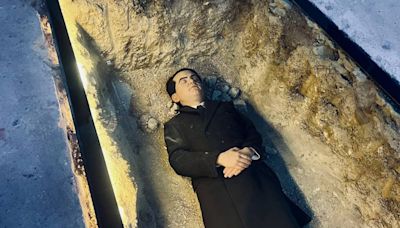 Impactante recreación de García Lorca muerto en una fosa, propuesta artística de Eugenio Merino en una galería de Madrid