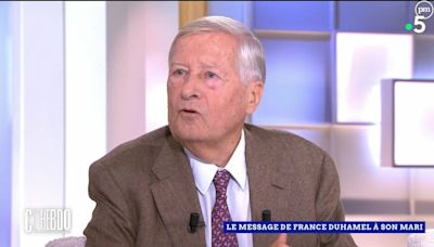 "Il a du mal à décrocher, c'est sûr" : Alain Duhamel reçoit un message touchant de sa femme dans "C l'hebdo" sur France 5