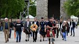 Soccer-Fans lay wreaths at Dachau to commemorate Nazi victims