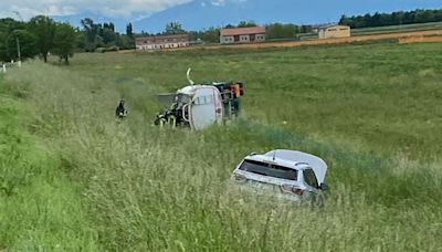 Mestre. Incidente sul raccordo Marco Polo, Jeep e autocisterna finiscono fuori strada e precipitano nella scarpata: due feriti. Illeso un minore