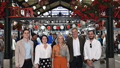 Farolillos, sombreros, sillas y claveles cuelgan de la plaza de abastos por la Feria de Jerez