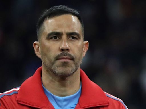 Claudio Bravo llega a Chile para sumarse a los trabajos con La Roja y definir su futuro