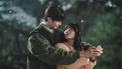 Byeon Woo Seok and Kim Hye Yoon's Lovely Runner is first K-drama script book to become bestseller