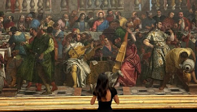 Everyone's Spiraling Over Kendall Jenner's Photos from the Louvre