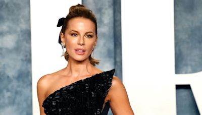 Kate Beckinsale sigue preocupando a sus fans: fotografía a su madre con el ojo morado