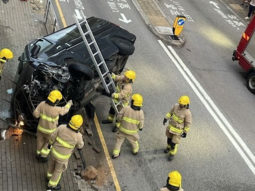 鴨脷洲海怡半島貨van撞欄剷行人路翻側 司機受傷一度被困