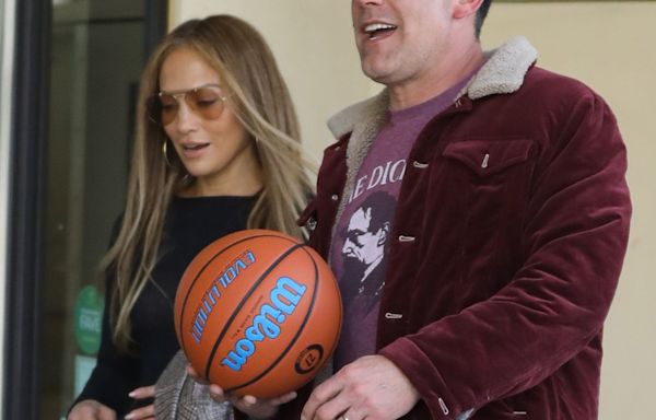 Ben Affleck and Jennifer Lopez Tackle Breakup Rumors With PDA Outing - E! Online