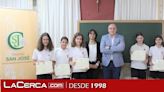El delegado de Sanidad entrega los premios del concurso Consumópolis a alumnas del "San José" de Ciudad Real, ganadoras de la fase regional