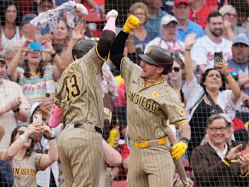 Manny Machado homers twice, drives in 5 as Padres roll past Red Sox for 2nd straight day, 11-1