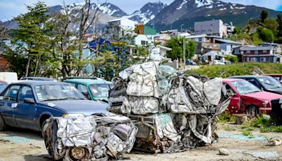 El Municipio de Ushuaia compactó 54 vehículos en 2024 - Tiempo Fueguino