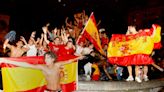 Si España gana la Eurocopa, ¿es legal hacer botellón en la calle? ¿Me puedo bañar en fuentes públicas? ¿Y celebrar por la ventanilla en un coche en marcha?