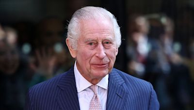 El rey Carlos regresa a sus funciones públicas en una visita a un centro por tratamiento del cáncer