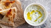 Receta de tzatziki, la salsa griega fresca y cremosa ideal para el verano