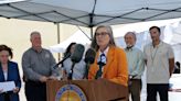 Instan a gobernadora de Arizona vetar proyecto antiinmigrante impulsada por republicanos