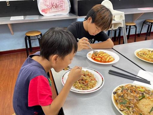 桃園市暑假愛心午餐「飽」護弱勢學童 中原商圈蛋包飯老闆響應