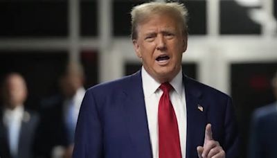 Donald Trump è stato multato per aver violato l’ordine che gli vietava di fare commenti sulle persone coinvolte nel suo processo